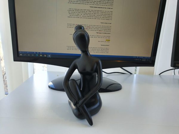 פסל שקיבלתי מדיתי, ויושב אצלי על שולחן הכתיבה